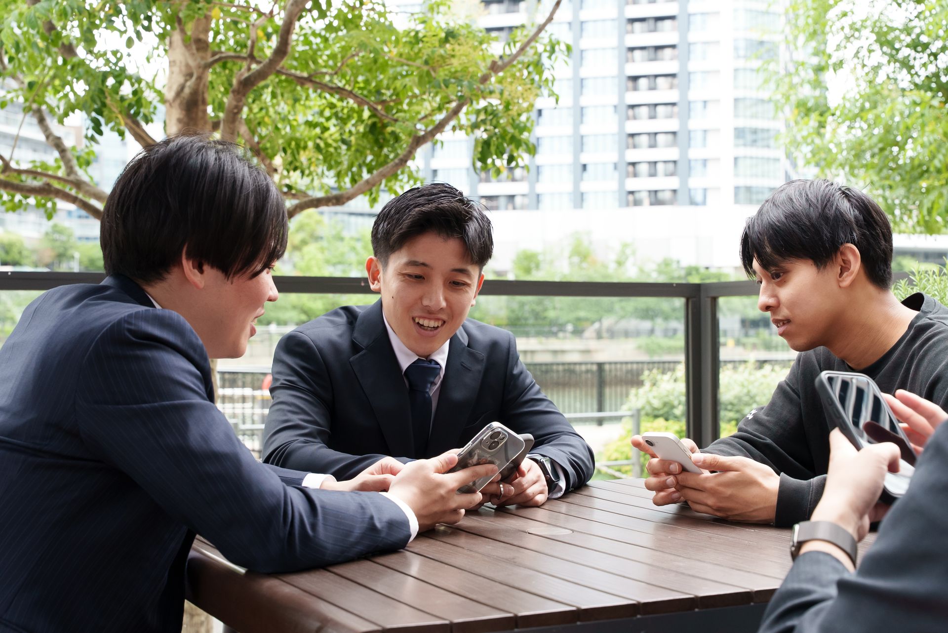 カフェで談笑するVertexメンバー